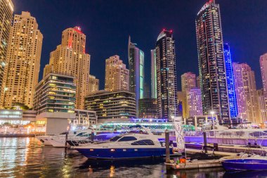 Dubai, Birleşik Arap Emirlikleri - 12 Mart 2017: tekneler ve Dubai Marina manzarası, BAE görünümünü akşam