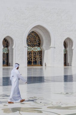 Abu Dhabi, Birleşik Arap Emirlikleri - 9 Şubat 2017: Abu Dabi Şeyh Zayed Ulu Camii avlusu, yerel insan yürüyor