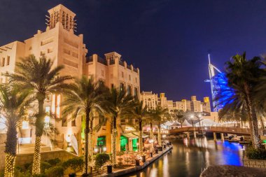 Dubai, Birleşik Arap Emirlikleri - 11 Şubat 2017: Burj Al Arab (Arapların Kulesi) Madinat Jumeirah, Dubai, Türkiye tarafından trafik kavaşağında gece görünümü