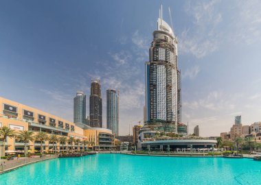 Duabi, Birleşik Arap Emirlikleri - 12 Mart 2017: Adres Downtown Dubai çeşmeler göl arkasında gökdelen.
