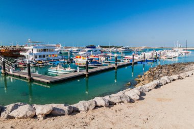 Abu Dhabi, Birleşik Arap Emirlikleri - 7 Mart 2017: Tekneler içinde yat limanı dalgakıran, Birleşik Arap Emirlikleri