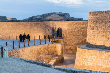 Yerel kadın Bahreyn Bahreyn Fort (Qal'at al-Bahreyn) ziyaret edin.