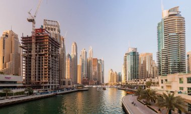 Dubai, Birleşik Arap Emirlikleri - 12 Mart 2017: Dubai Marina, yüksek doğmak binalar,