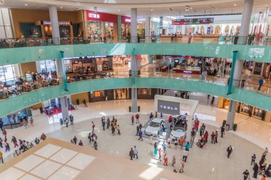 Dubai, Birleşik Arap Emirlikleri - 12 Mart 2017: Dubai Mall, dünyanın en büyük merkezlerinden biri iki Tesla arabalar sergilenen.