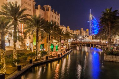 Dubai, Birleşik Arap Emirlikleri - 11 Şubat 2017: Burj Al Arab (Arapların Kulesi) Madinat Jumeirah, Dubai, Türkiye tarafından trafik kavaşağında gece görünümü