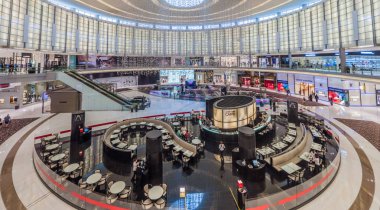Dubai, Birleşik Arap Emirlikleri - 12 Mart 2017: İç Dubai Mall, dünyanın en büyük merkezlerinden biri.