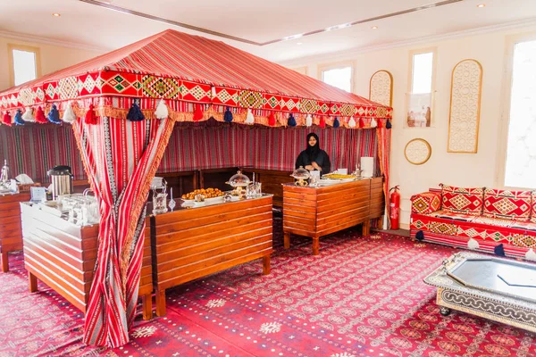 ジュメイラ モスクはドバイ アラブ首長国連邦のドバイ アラブ首長国連邦 2017 食品のテント — ストック写真