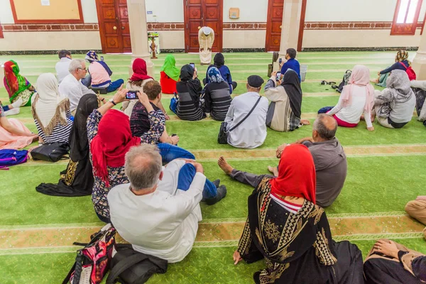 Dubai Uae March 2017 Visitors Jumeirah Mosque Dubai Uae — Stock Photo, Image