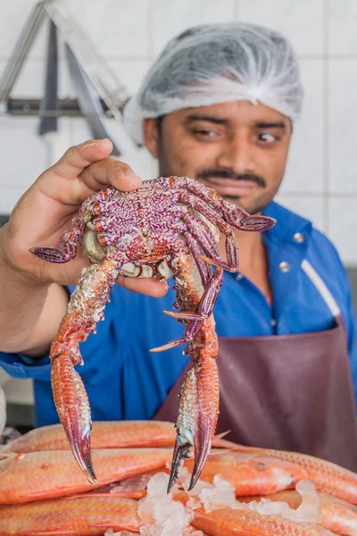 Ain Оае Березня 2017 Море Продовольство Продавець Показуючи Його Краба — стокове фото