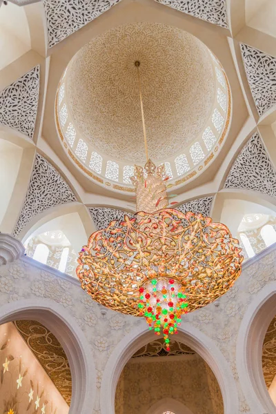 셰이크 그랜드 모스크에서 에미리트 연방에 샹들리 — 스톡 사진