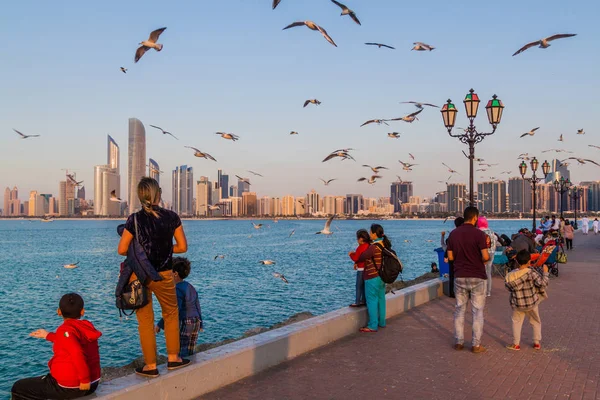 Abu Dhabi Uae March 2017 People Watch Skyline Abu Dhabi — Stock Photo, Image