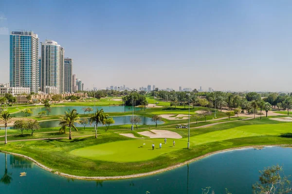 Dubai, Birleşik Arap Emirlikleri - 10 Şubat 2017: Görünüm, Emirates Golf Kulübü, Dubai'de bir 36 delikli golf sahası.