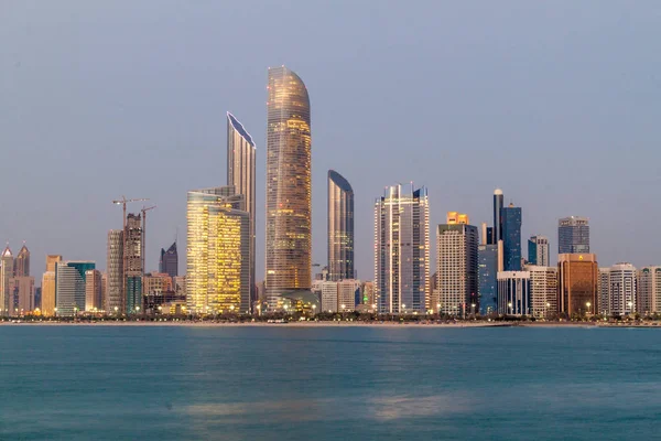 Skyline Abu Dhabi Emiratos Árabes Unidos — Foto de Stock