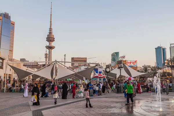 Ciudad Kuwait Kuwait Marzo 2017 Personas Una Zona Peatonal Centro —  Fotos de Stock