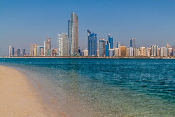 Blick Auf Die Skyline Von Abu Dhabi Vom Jachthafenwellenstrand Vereinigte — Stockfoto