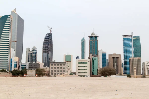 科威特城的天际线从海滩 — 图库照片