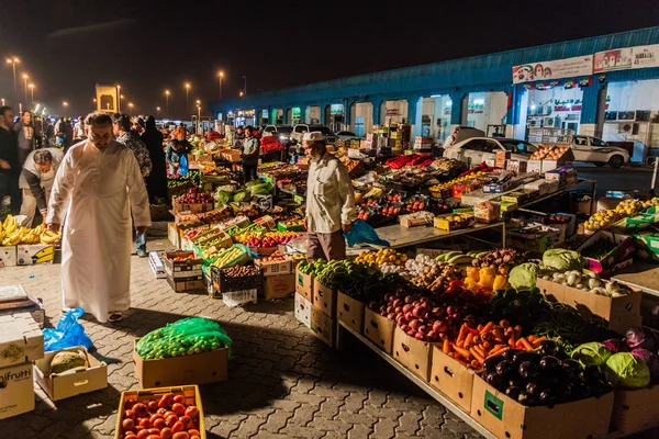 フルーツやアブダビのアル ミナ市場で野菜の屋台 アブダビ アラブ首長国連邦 2017 — ストック写真