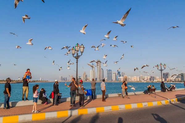 Abu Dhabi Egyesült Arab Emírségek 2017 Március Emberek Nézni Skyline — Stock Fotó