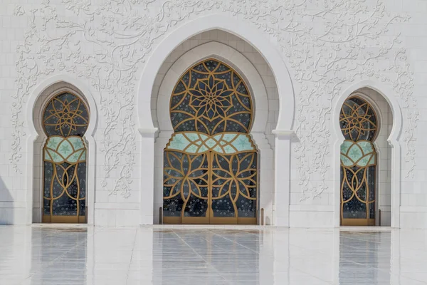 Abu Dhabi, Birleşik Arap Emirlikleri başkenti Şeyh Zayed Ulu Camii kapısı