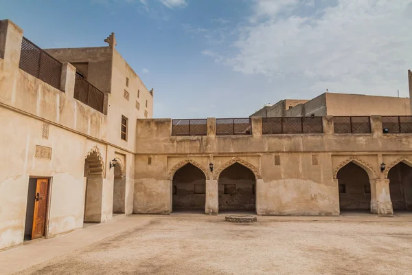 Двор Дома Шейха Исы Бин Али Аль Халифы Мухарраке Бахрейн — стоковое фото