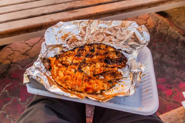 Box Grilled Fish Mina Fish Market Abu Dhabi Uae — Stock Photo, Image