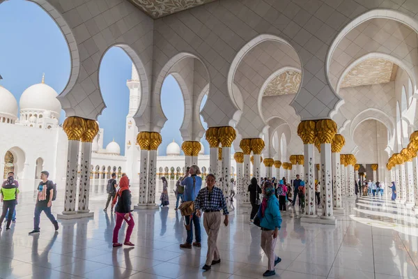 stock image ABU DHABI, UAE - MARCH 9, 2017: People visit Sheikh Zayed Grand Mosque in Abu Dhabi