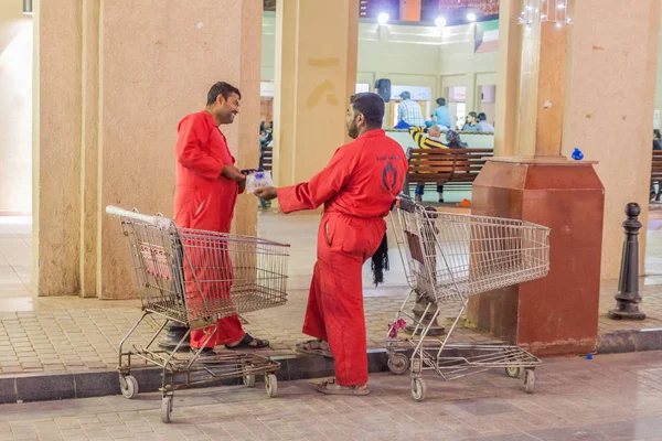 Kuwait City Kuwait Março 2017 Trabalhadores Empurrando Carrinhos Compras Para — Fotografia de Stock