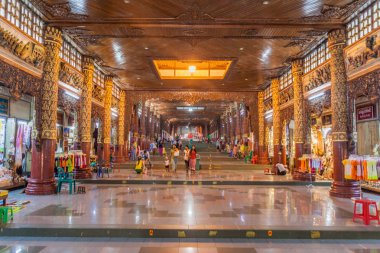 Yangon, Myanmar - 16 Aralık 2016: Giriş merdiven Shwedagon selami Pagoda Yangon, Myanmar