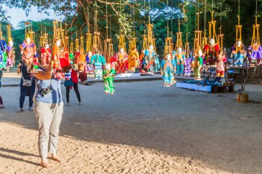 Bagan, Myanmar - 6 Aralık 2016: Kuklalar Bagan, Myanmar Dhammayangyi temple yakınındaki Satılık