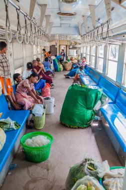 Yangon, Myanmar - 16 Aralık 2016: Commuters Yangon yerel bir trende bir taşıma hattı daire.