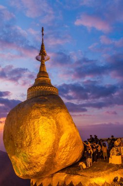 Kyaiktiyo, Myanmar - 11 Aralık 2016: Altın Rock (Kyaiktiyo Pagoda) sırasında günbatımı, Myanmar