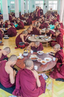 Bago, Myanmar - 10 Aralık 2016: Bago tapınağında rahipler Kya Kha Wain Kyaung onların öğle yemeği yemek.
