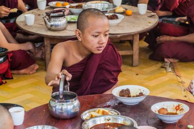 Bago, Myanmar - 10 Aralık 2016: Bago tapınağında rahipler Kya Kha Wain Kyaung onların öğle yemeği yemek.