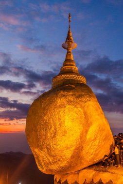 Kyaiktiyo, Myanmar - 11 Aralık 2016: Altın Rock (Kyaiktiyo Pagoda) sırasında günbatımı, Myanmar