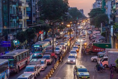 Yangon, Myanmar - 15 Aralık 2016: Rating Yangon de Mahabandoola yol.