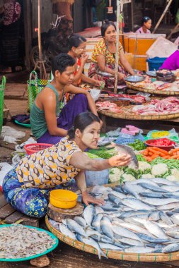 Bago, Myanmar - 10 Aralık 2016: Bir pazar Bago şehrin görünümünü.