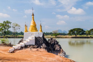 Küçük stupa Hpa yakınındaki Kyaut Ka Lat (Kyaut Kalat veya Kyauk Kalap) Tapınağı'nda bir, Myanmar