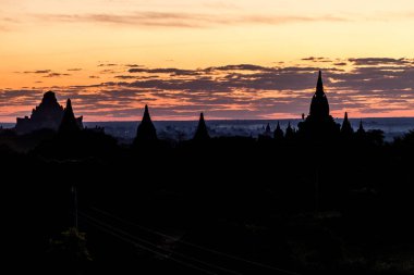 Sabah erken Bagan, Myanmar ışık manzarası. Dhammayangyi ve Myauk silaha Tapınağı.