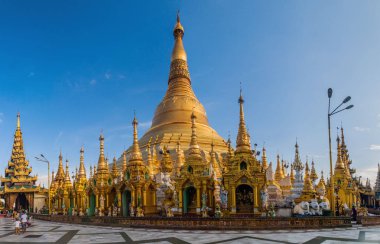 Yangon, Myanmar - 16 Aralık 2016: Shwedagon selami Pagoda Yangon, Myanmar