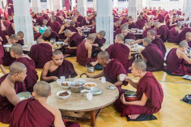 Bago, Myanmar - 10 Aralık 2016: Bago tapınağında rahipler Kya Kha Wain Kyaung onların öğle yemeği yemek.