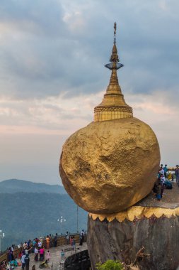 MT Kyaiktiyo, Myanmar - 11 Aralık 2016: Hacılar kalabalıklar Mt Kyaiktiyo (altın Rock), Myanmar ziyaret edin
