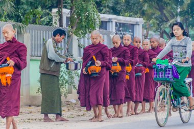 Bagan, Myanmar - 8 Aralık 2016: Budist rahipler kendi günlük sadaka toplama Kazanlı satırlarının.