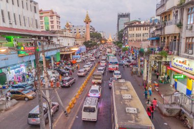 Yangon, Myanmar - 15 Aralık 2016: Rating Mahabandoola Sule Pagoda Yangon yapılan giden yolda.