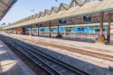 Yangon, Myanmar - 16 Aralık 2016: Platformlar Yangon Merkez Tren İstasyonu, Myanmar