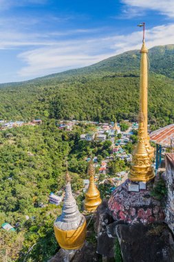 Mt Popa, Myanmar küçük bir köyden görünümünü