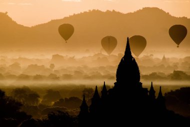 Sunrise Bagan Tapınakları ile sıcak hava balonları, Myanmar üzerinde