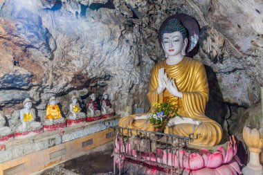 Buda heykeli Hpa yakınındaki Kaw Ka Taung mağarada bir, Myanmar