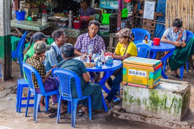 Yangon, Myanmar - 16 Aralık 2016: Yangon yerel bir restoranda insanlarda
