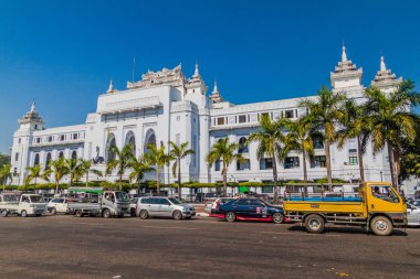 Yangon, Myanmar - 15 Aralık 2016: Rating Yangon Belediye Binası önünde.