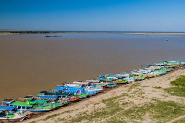 Bagan, Myanmar - 6 Aralık 2016: Tekne Irrawaddy (Ayeyarwady) River Bagan, Myanmar